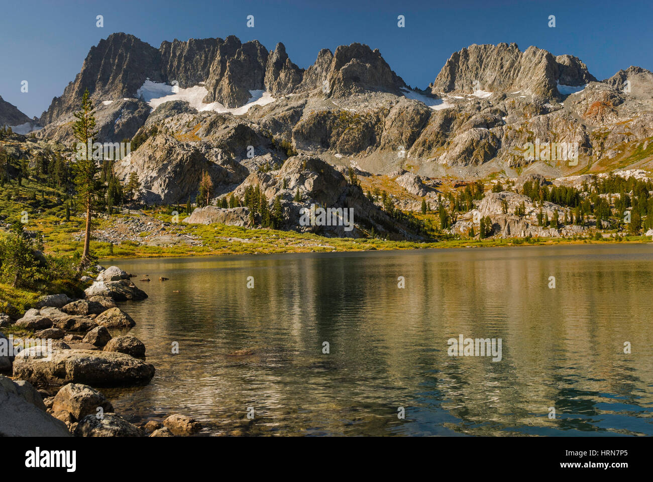 Minarets sur Ediza Lake, la Sierra Nevada, Ansel Adams Wilderness, California, USA Banque D'Images