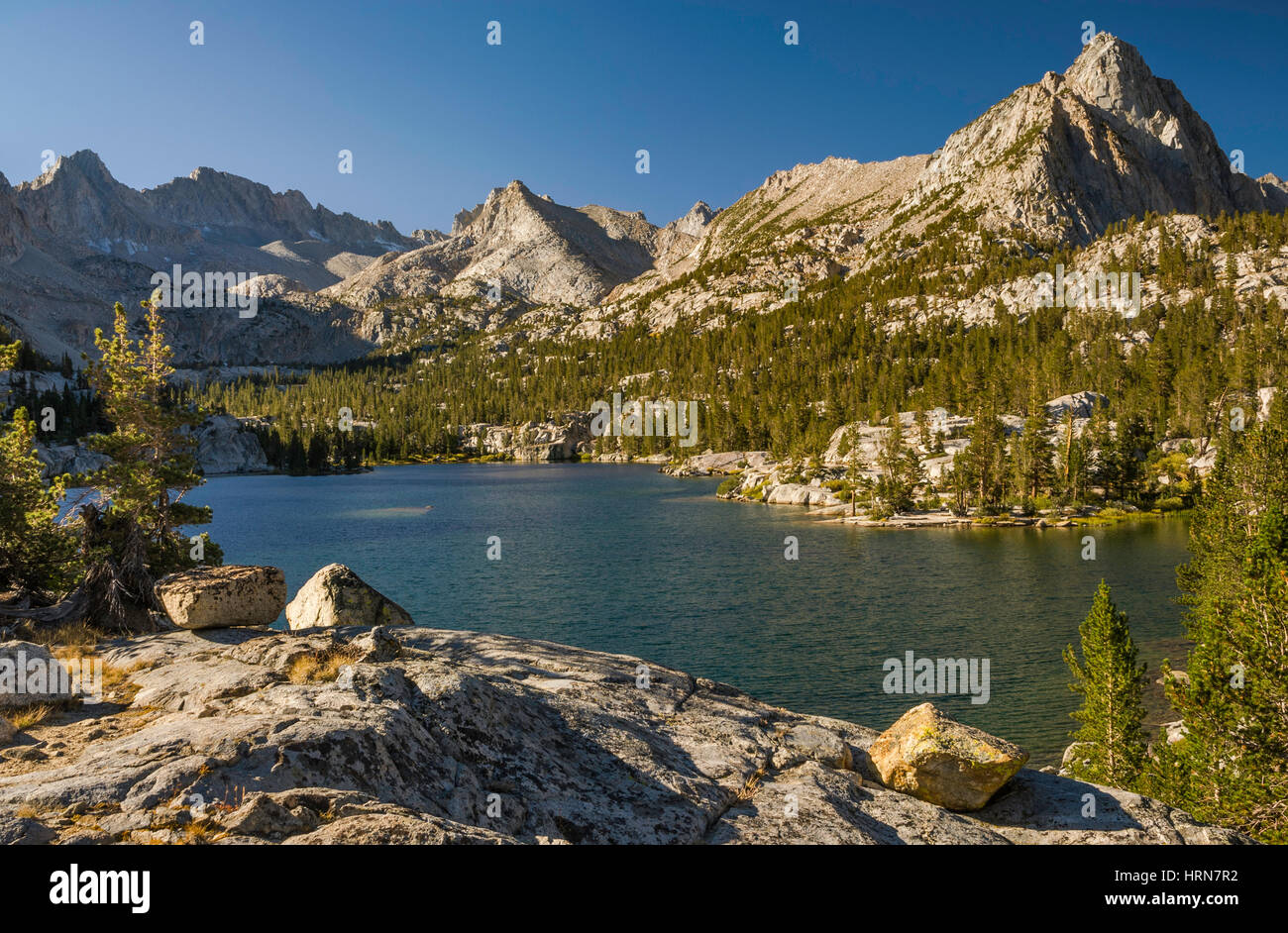 Lac Bleu dans le bassin de Sabrina, Mont Thompson sur le côté gauche, l'évolution nationale, John Muir Wilderness, est de la Sierra Nevada, Californie, USA Banque D'Images