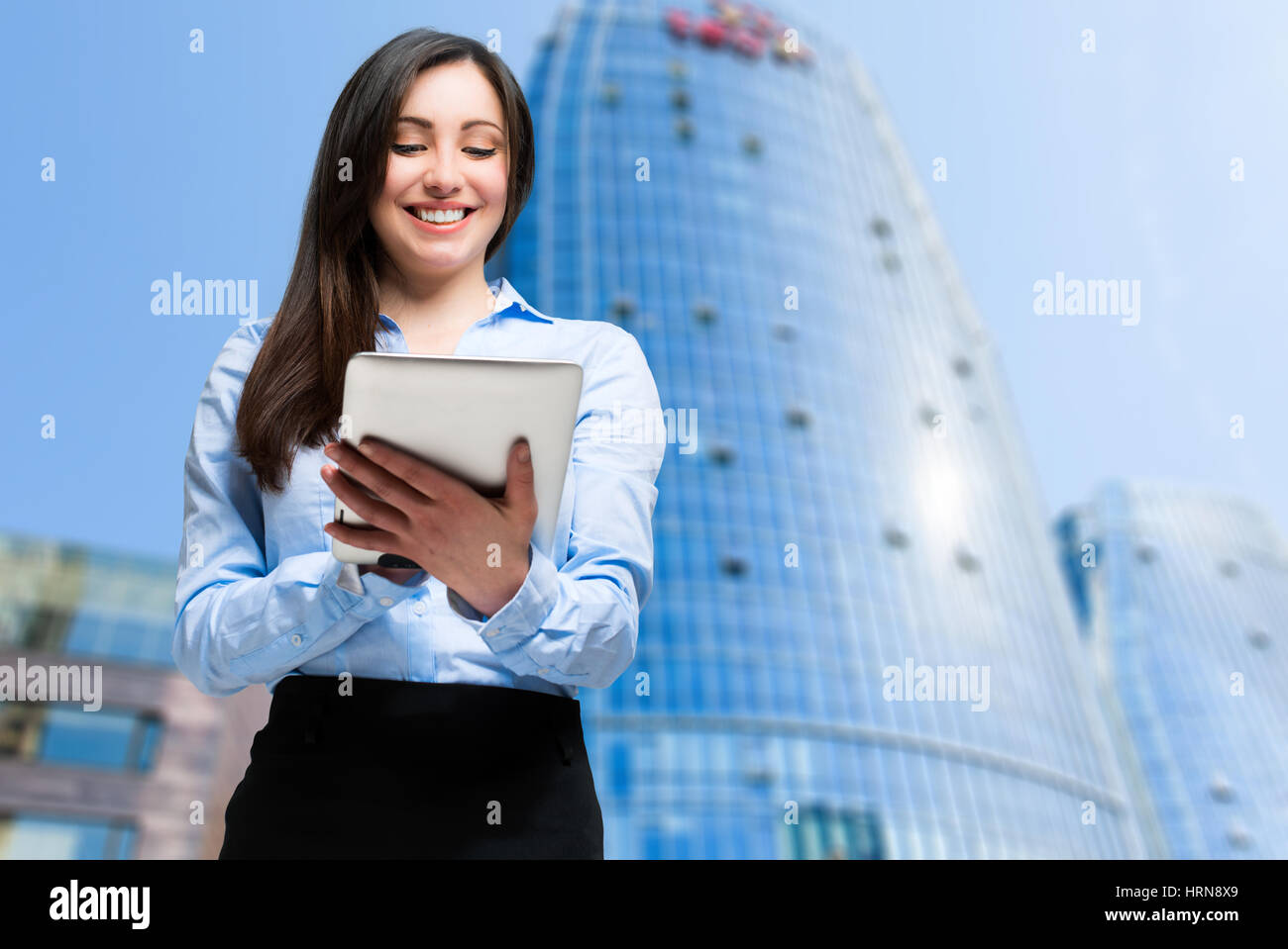 Femme à l'aide d'une tablette numérique outdoor Banque D'Images