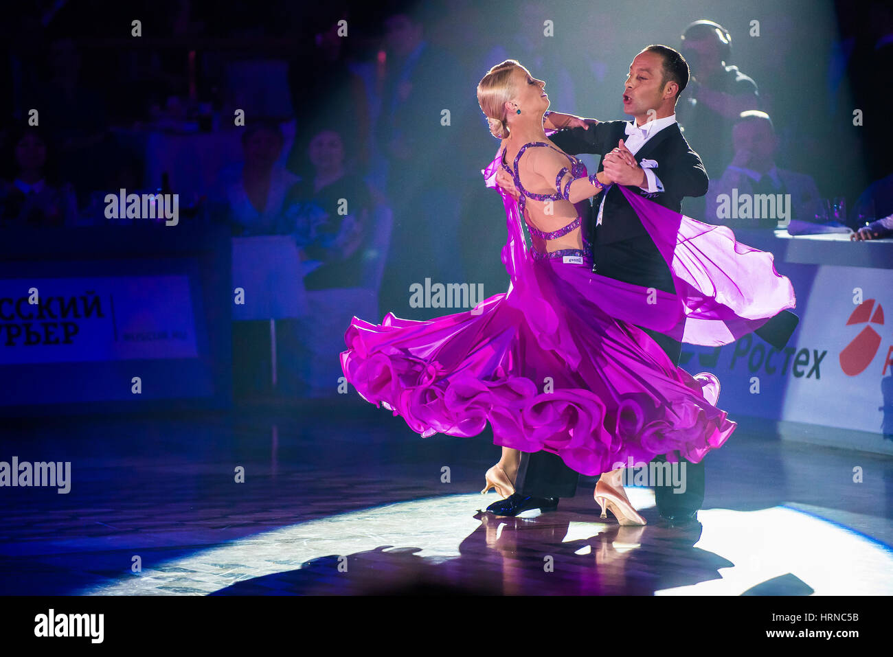 Moscou, Russie - Apr 26, 2015 : Couple fonctionne à l'événement de danse de bal à l'Open 2015 Championnat de l'Amérique latine professionnel européen. Banque D'Images