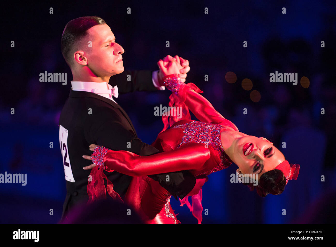 Moscou, Russie - Apr 26, 2015 : Couple fonctionne à l'événement de danse de bal à l'Open 2015 Championnat de l'Amérique latine professionnel européen. Banque D'Images