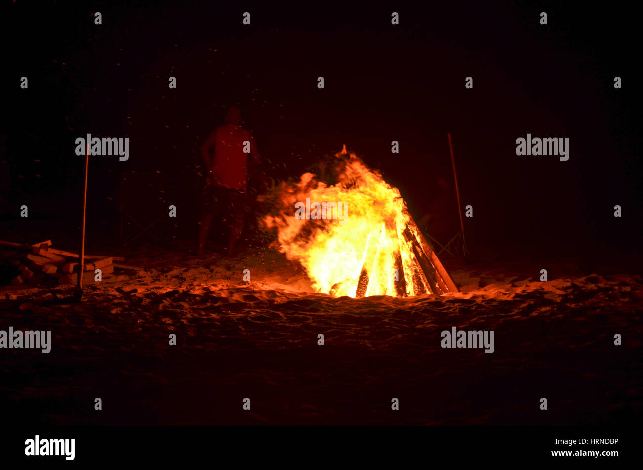 Feu de camp dans le désert Banque D'Images