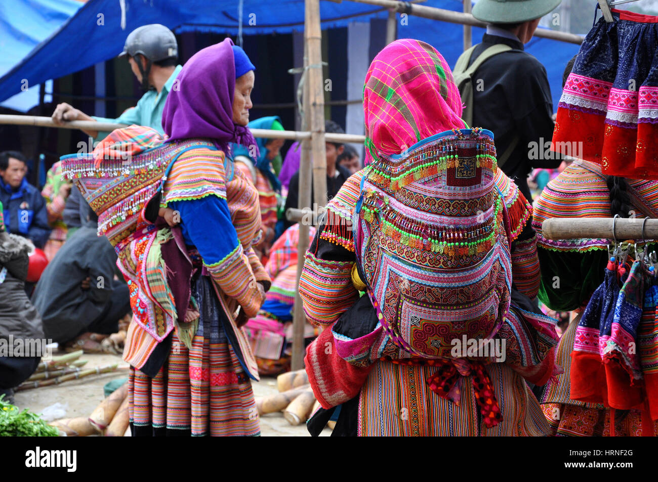 SAPA, Vietnam - 22 février 2013 : les femmes Hmong au marché de Bac Ha dans le nord du Vietnam. Bac Ha est marché hilltribe où les gens viennent au commerce des biens i Banque D'Images