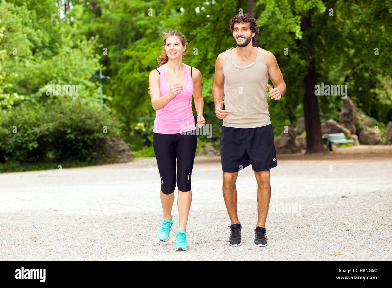 Couple running in a park Banque D'Images