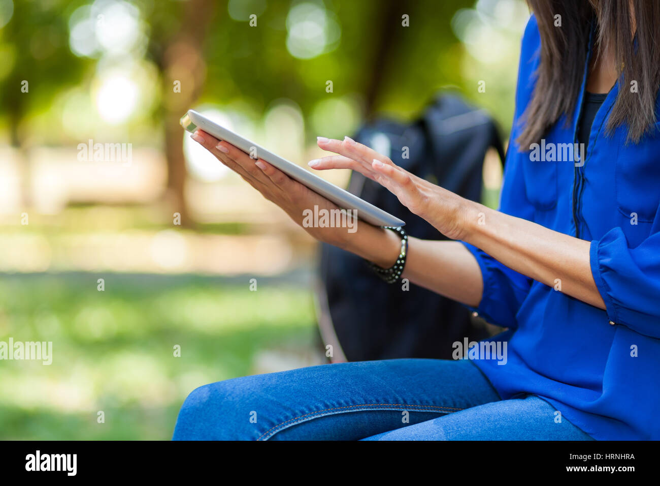 Jeune femme à l'aide d'une tablette numérique à l'extérieur Banque D'Images