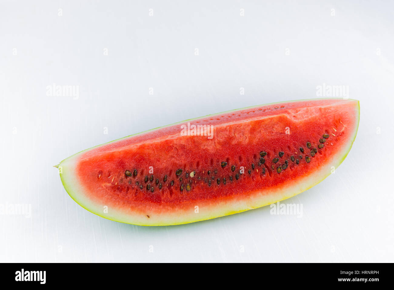 Watermelon coupées en deux ou en segments.demi-lune. Fruit d'été méditerranéen ou sicilienne. Sur fond blanc Coupe. ressource graphique. Banque D'Images