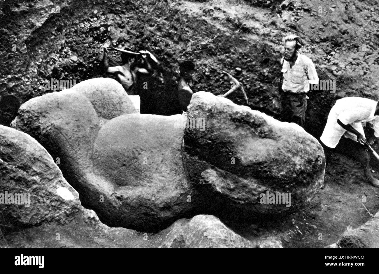 La découverte de l'île de Pâques Les Moaïs, 1955 Banque D'Images