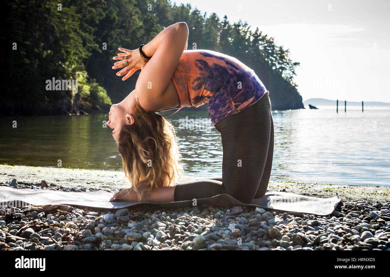 Une femme pratiquant le yoga dans un cadre extérieur magnifique. Banque D'Images