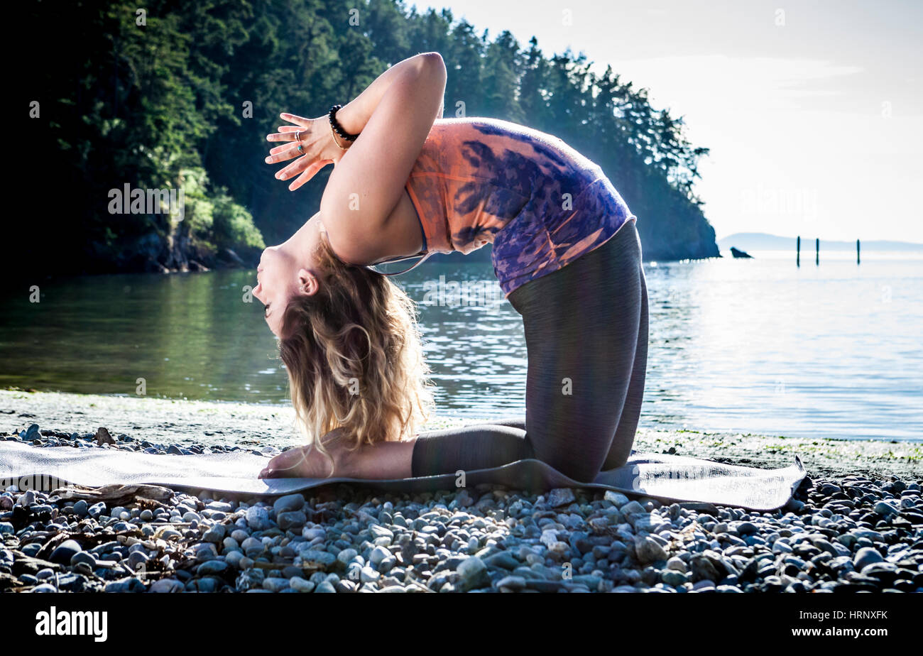 Une femme pratiquant le yoga dans un cadre extérieur magnifique. Banque D'Images