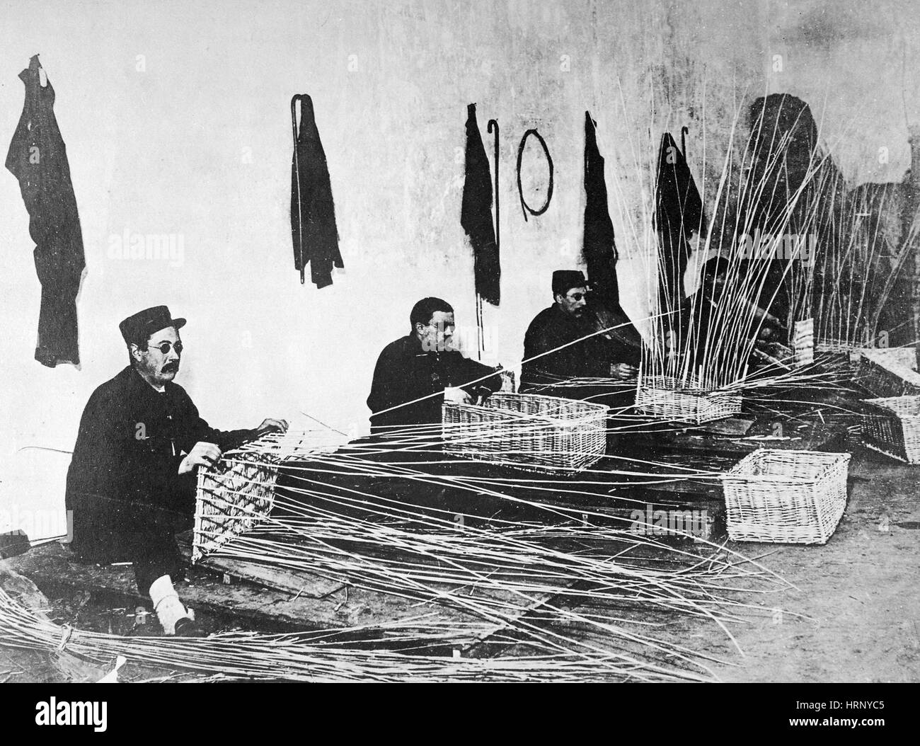 La première guerre mondiale, les soldats aveugles apprendre la vannerie Banque D'Images