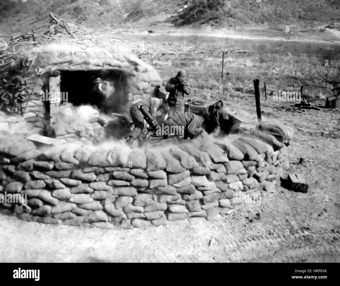 Des soldats de la guerre de Corée, tir à l'ennemi, 1953 Banque D'Images