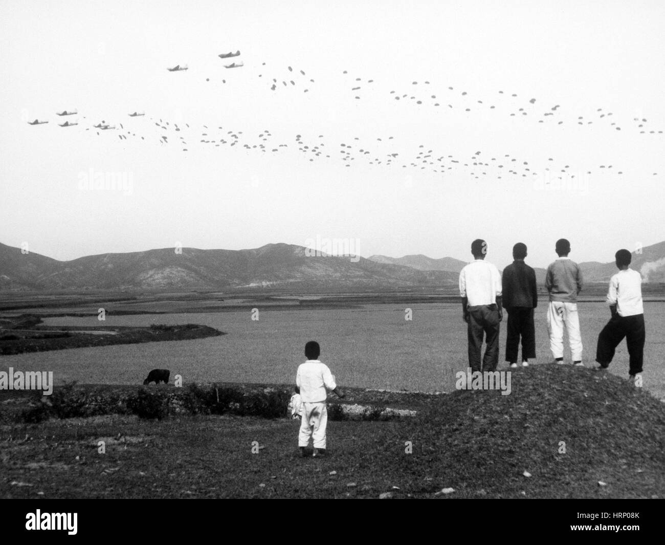 Guerre de Corée, les enfants regarder Parachutistes Banque D'Images