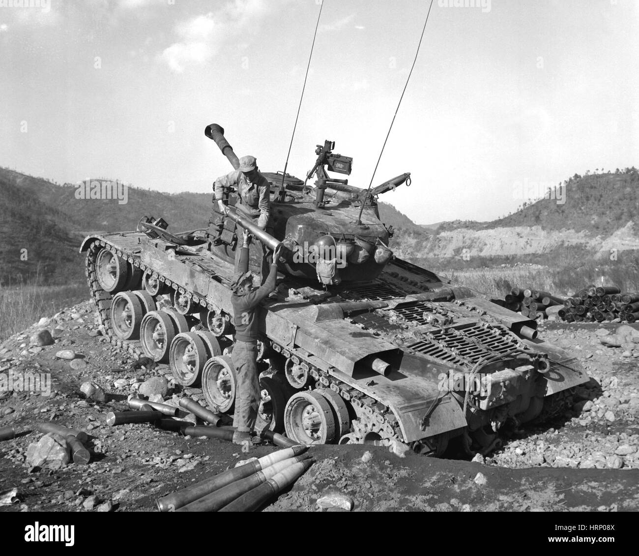 Guerre de Corée, Marines charger le réservoir avec des munitions Banque D'Images