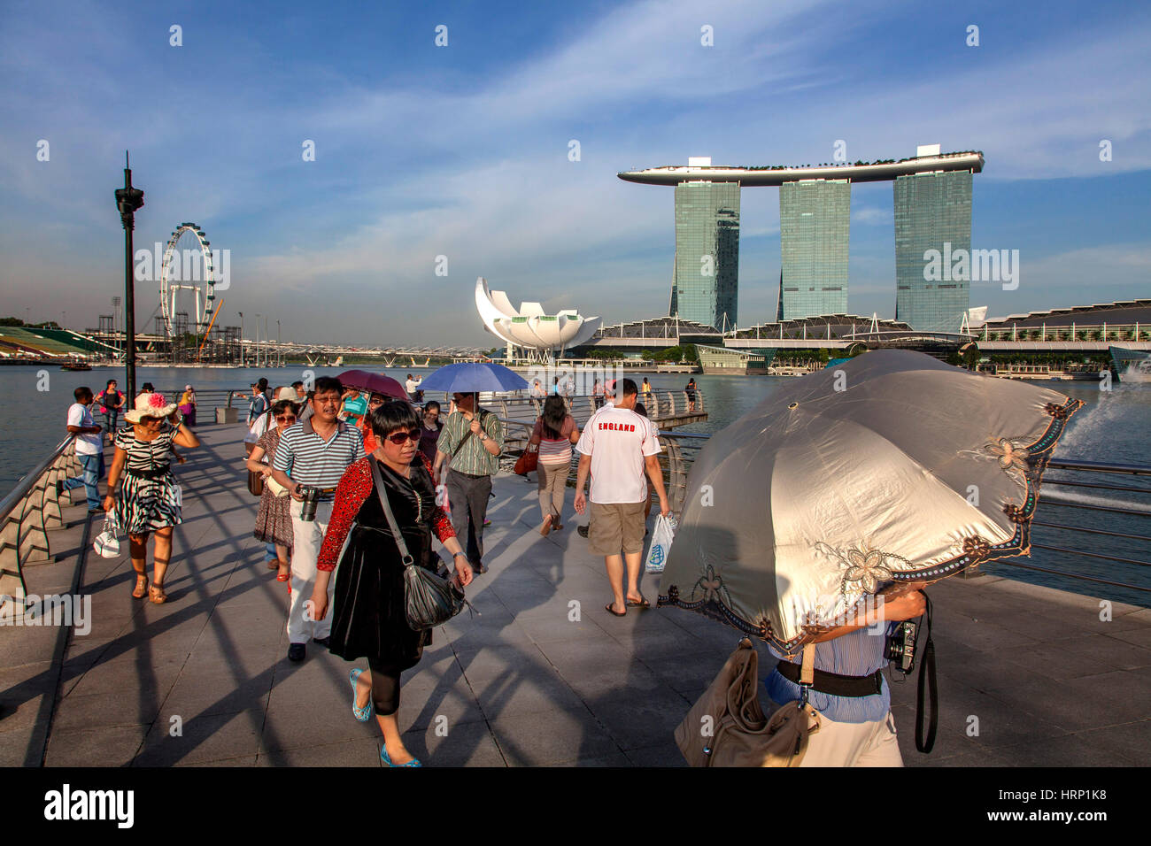 Les touristes en face de la Marina Bay Sands Hotel, Musée ArtScience, parasol, Singapour, Asie, Singapour Banque D'Images