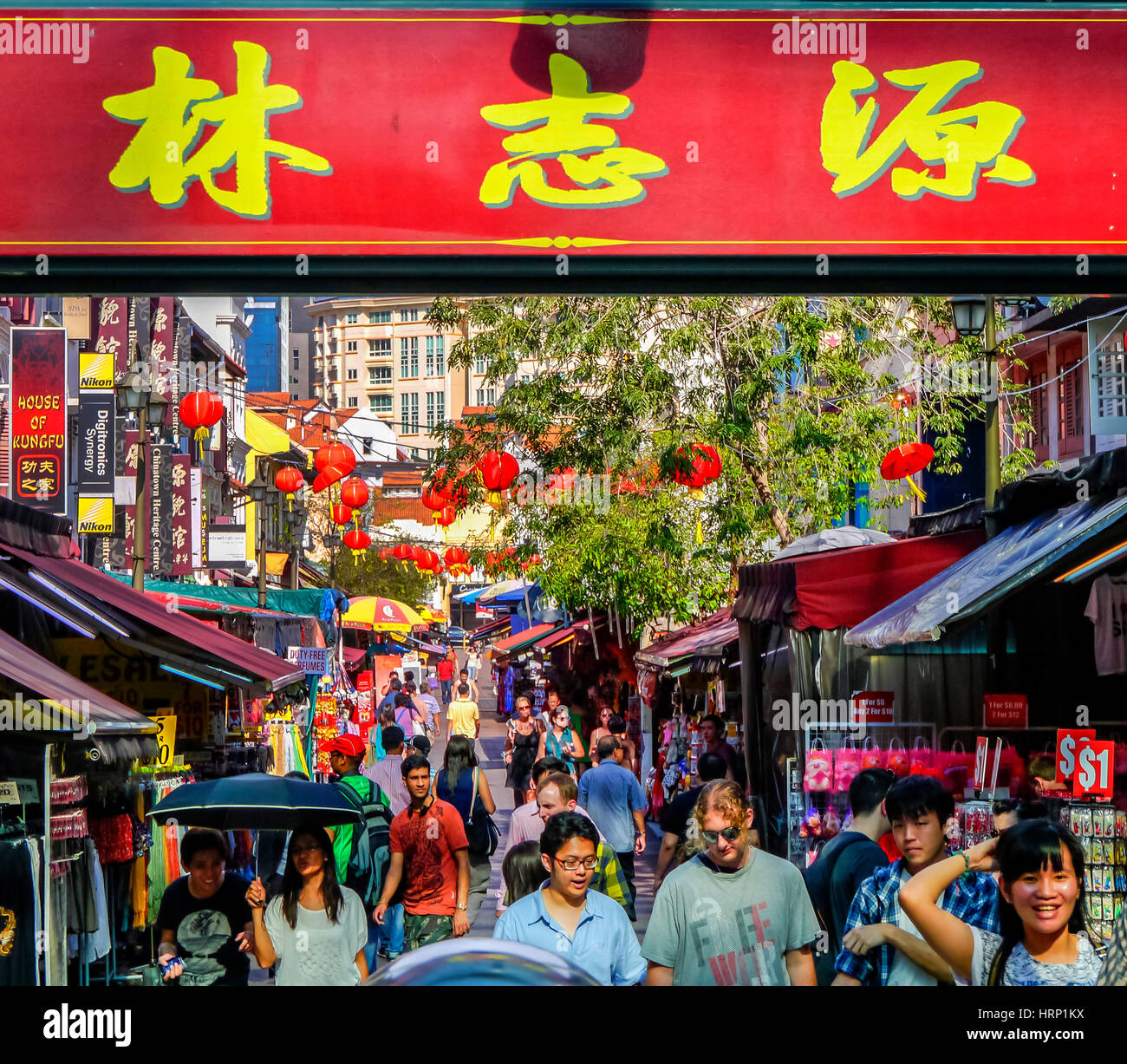 Zone piétonne Pagoda street, signons la lampe rouge de l'autre côté de la rue, les caractères chinois, à Singapour, en Asie, Singapour Banque D'Images