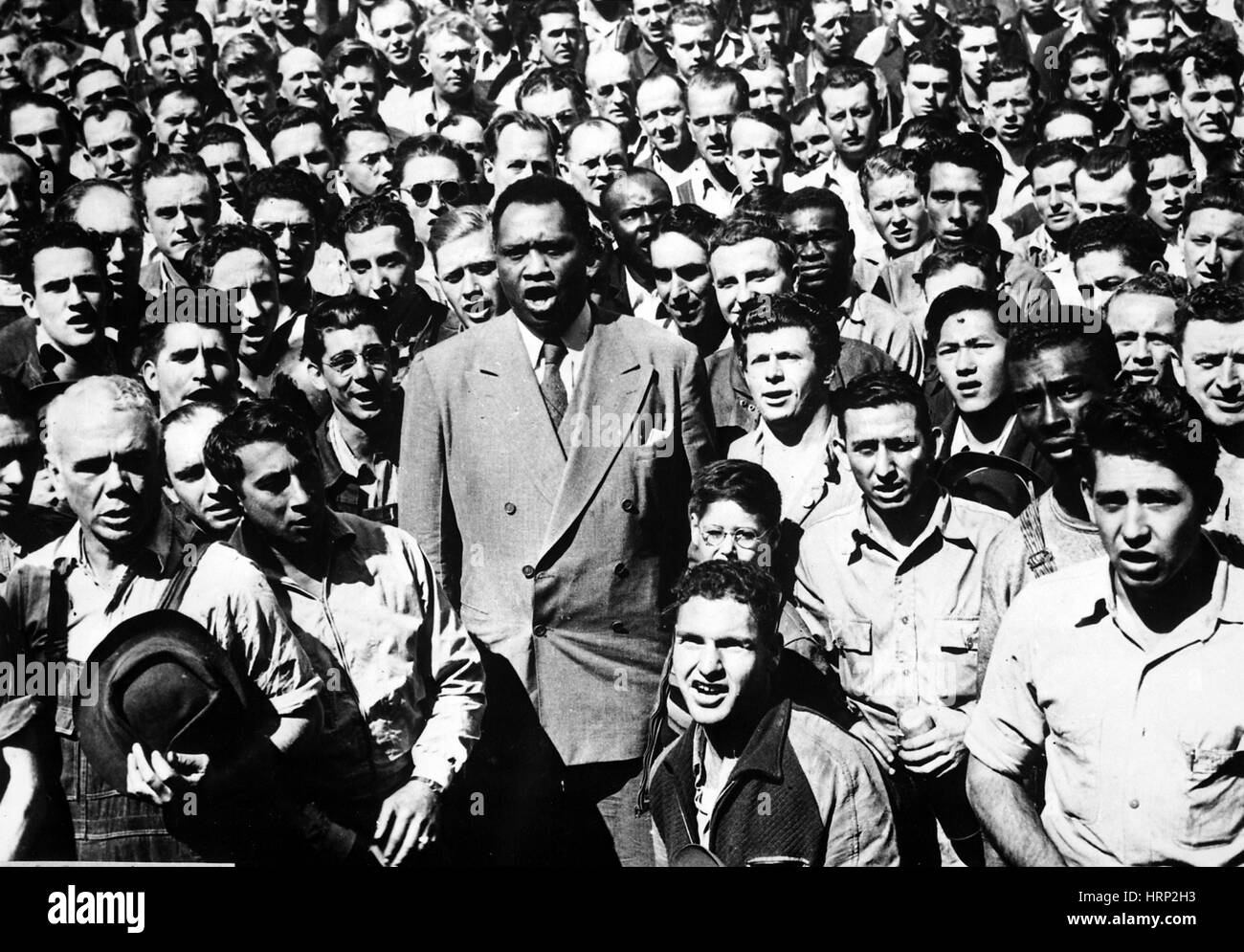 Paul Robeson chantant avec les travailleurs, 1942 Banque D'Images