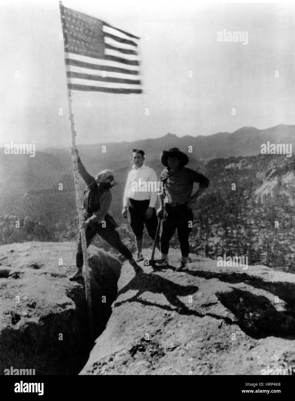Borglum Plantes drapeau américain sur le Mont Rushmore, 1925 Banque D'Images