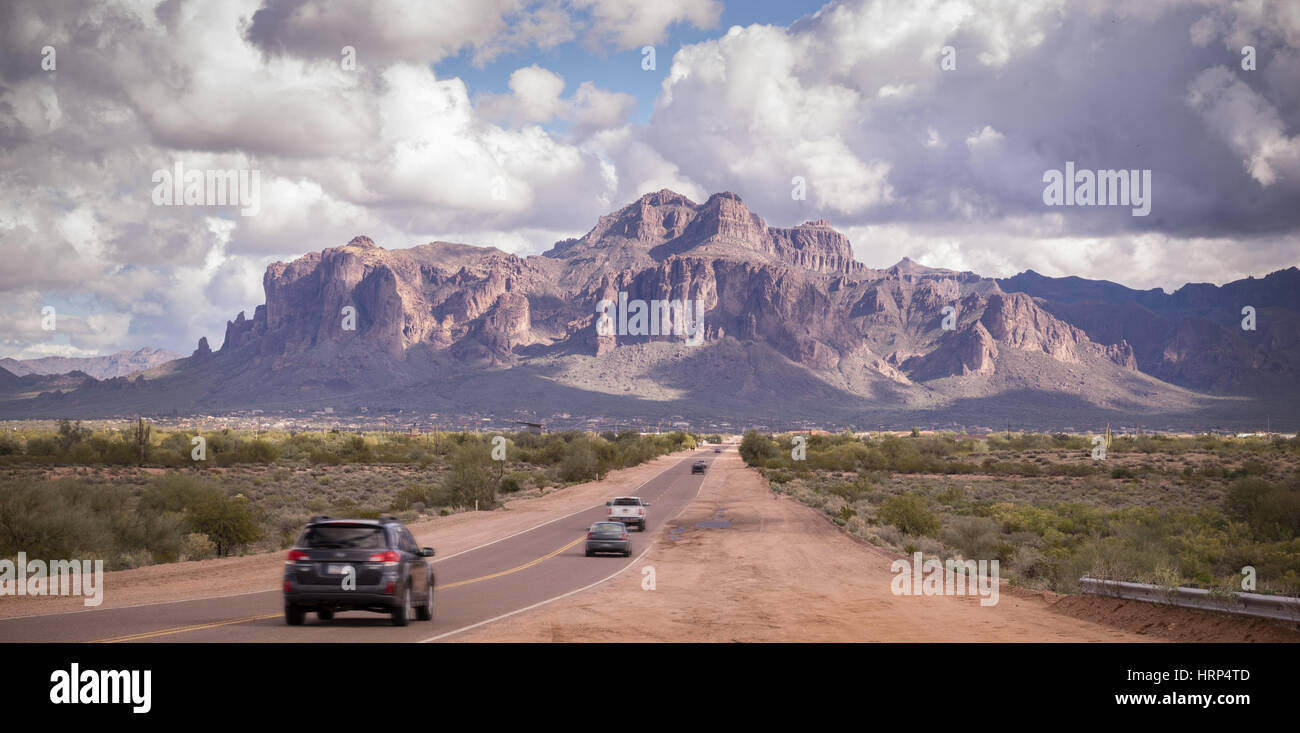 Désert de l'Arizona route conduisant à la Superstition Mountain près de Phoenix, Arizona, USA Banque D'Images