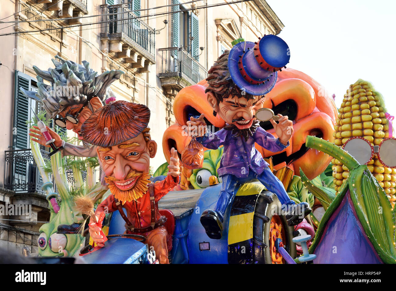 Acireale (CT), Italie - Février 28, 2017 : float, allégorique montrant deux hommes avec différentes couleurs de robe et chapeau, pendant le défilé du carnaval Banque D'Images