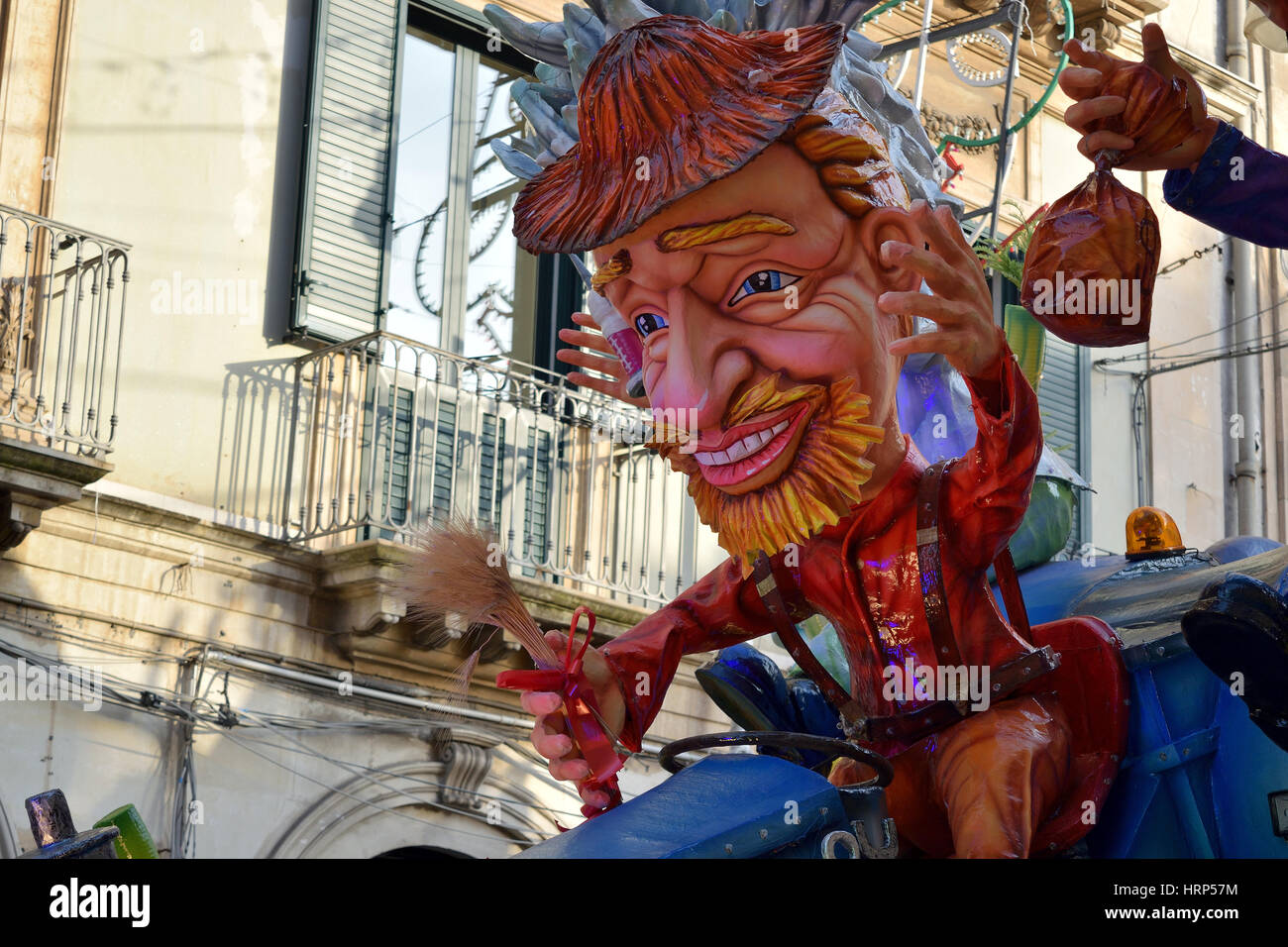 Acireale (CT), Italie - Février 28, 2017 : détail d'un char allégorique, représentant un homme avec robe et red hat, pendant le défilé du carnaval Banque D'Images