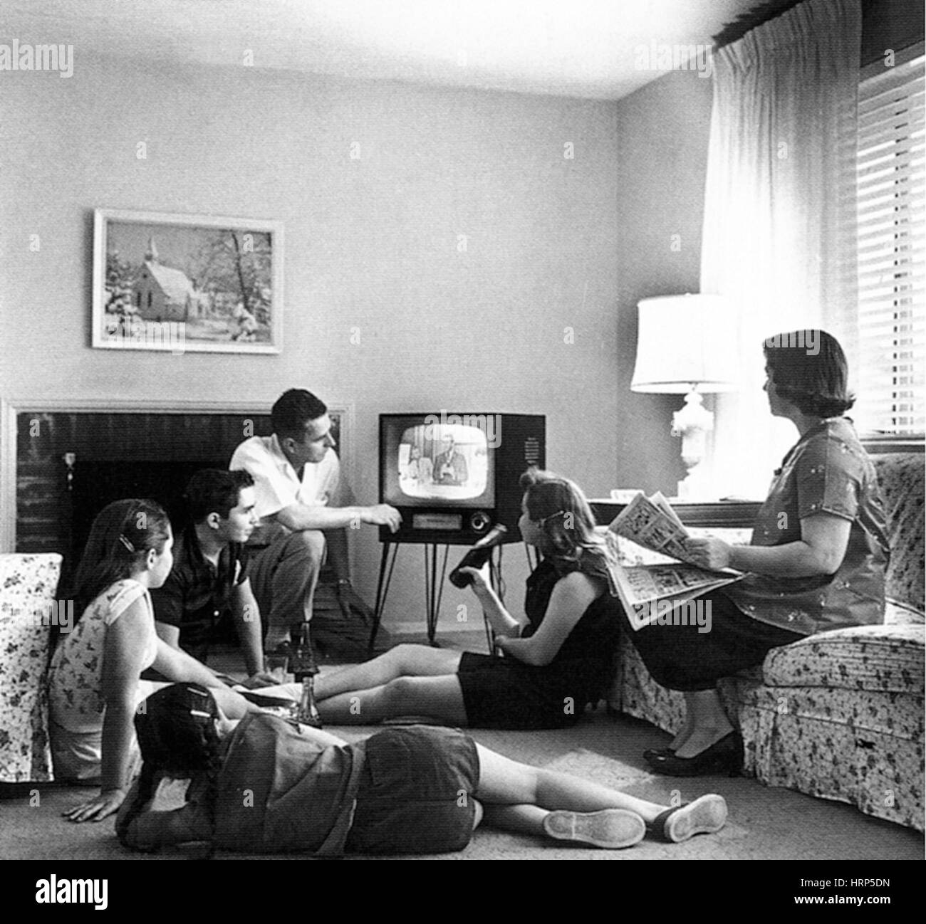 Regarder la télévision en famille, 1958 Banque D'Images