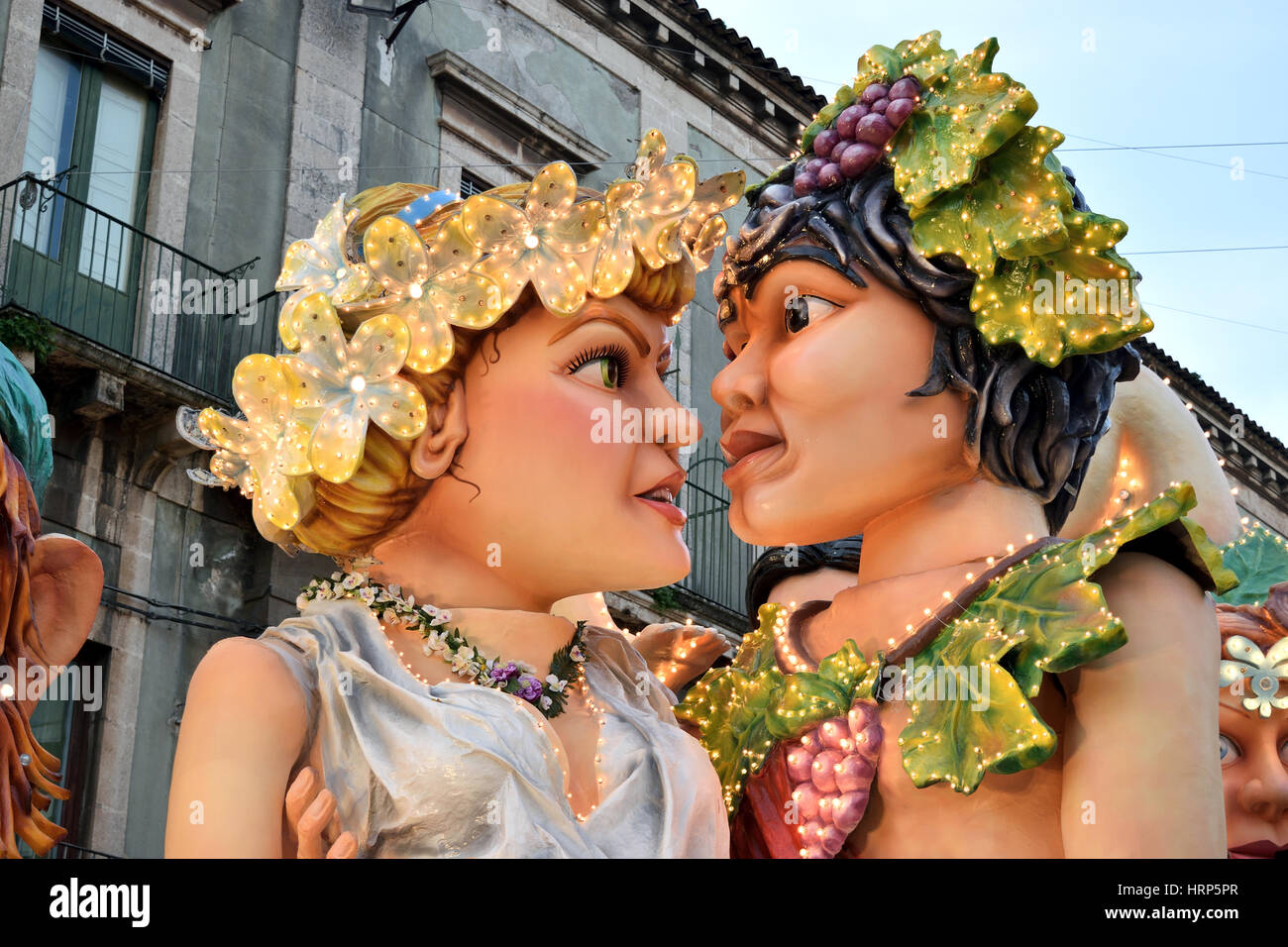 Acireale (CT), Italie - Février 28, 2017 : flotteur allégoriques représentant les deux amants mythologiques et Aci Galatea, pendant le défilé du carnaval Banque D'Images