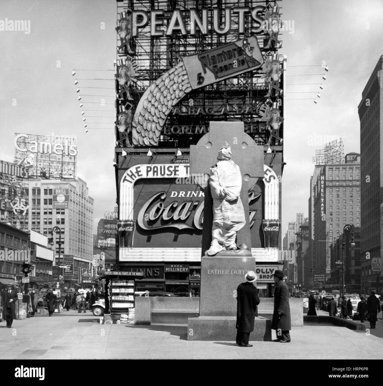 New York, Times Square, le père Duffy Statue, 1937 Banque D'Images
