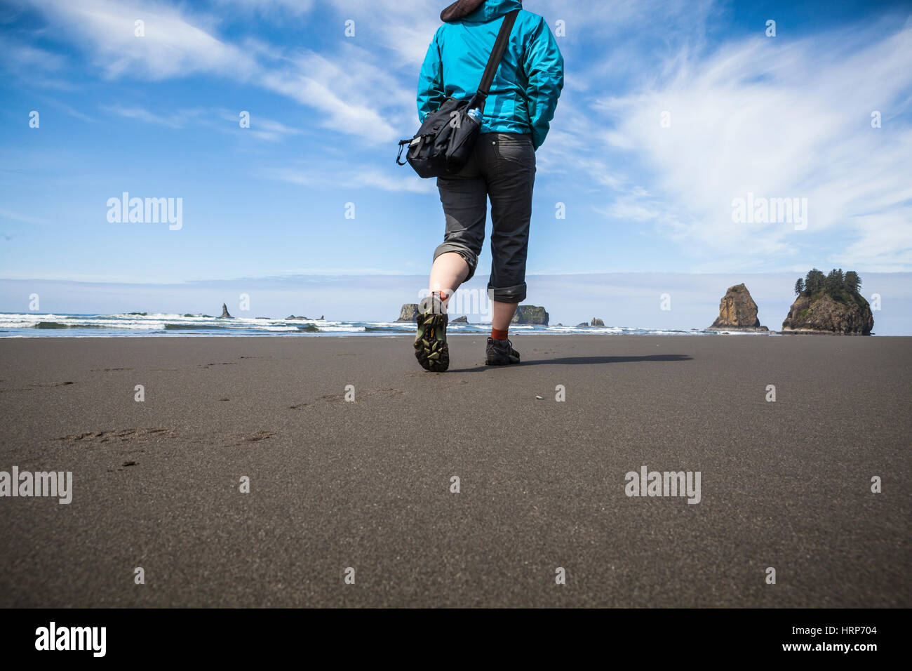 Un faible angle d'une femme marchant sur une plage , 2e plage, le parc national Olympic bande côtière, Washington, USA. Banque D'Images