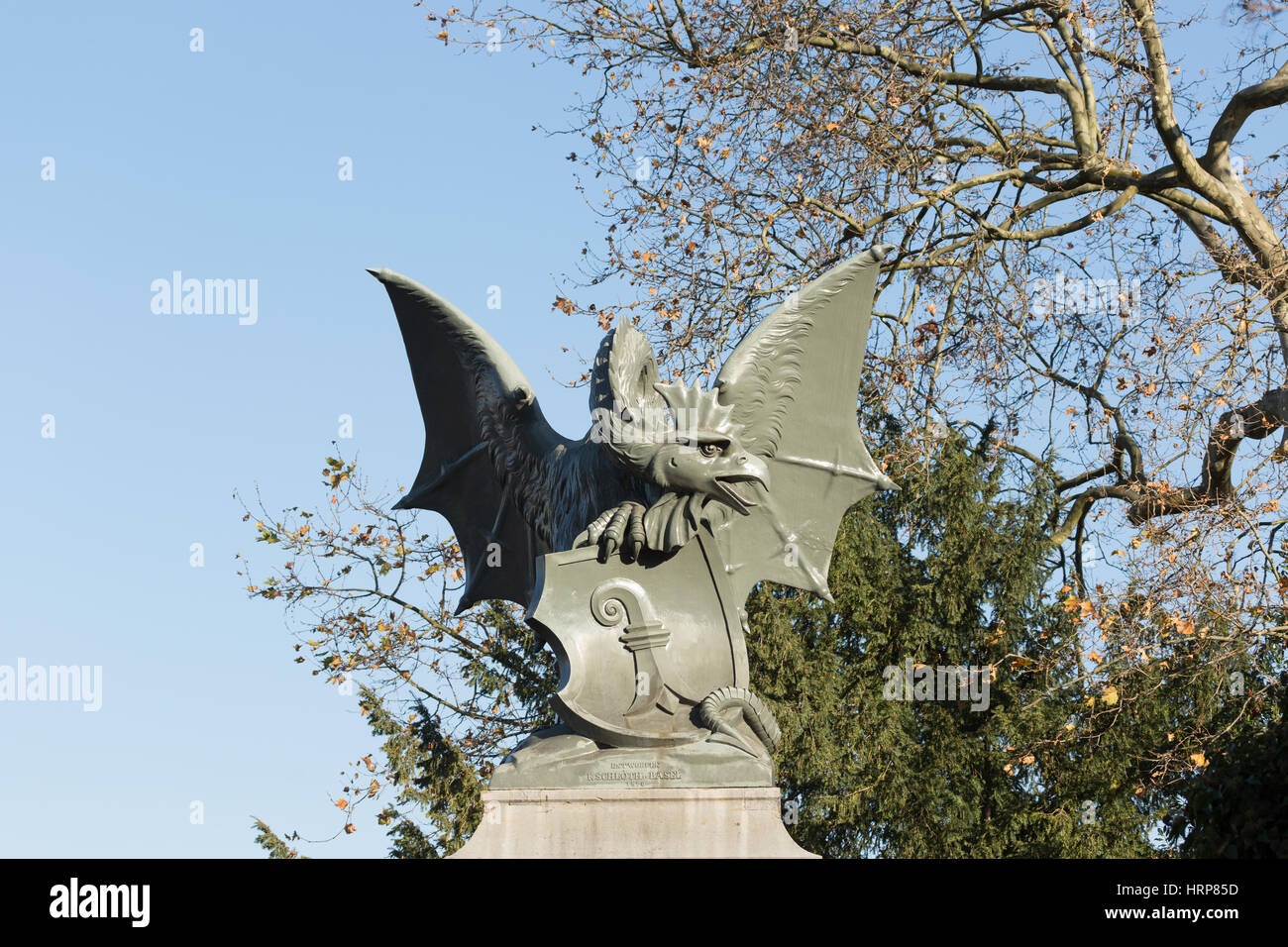Une photographie d'une statue de basilic à Bâle, Suisse. Le basilic est un dragon mythique. Ici il est maintenant le blason de Bâle et protectin Banque D'Images