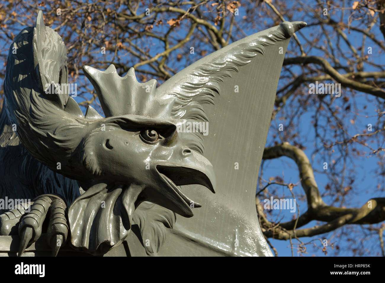 Un portrait photo d'une statue de basilic à Bâle, Suisse. Le basilic est un dragon mythique. Ici il est maintenant le blason de Bâle et Banque D'Images