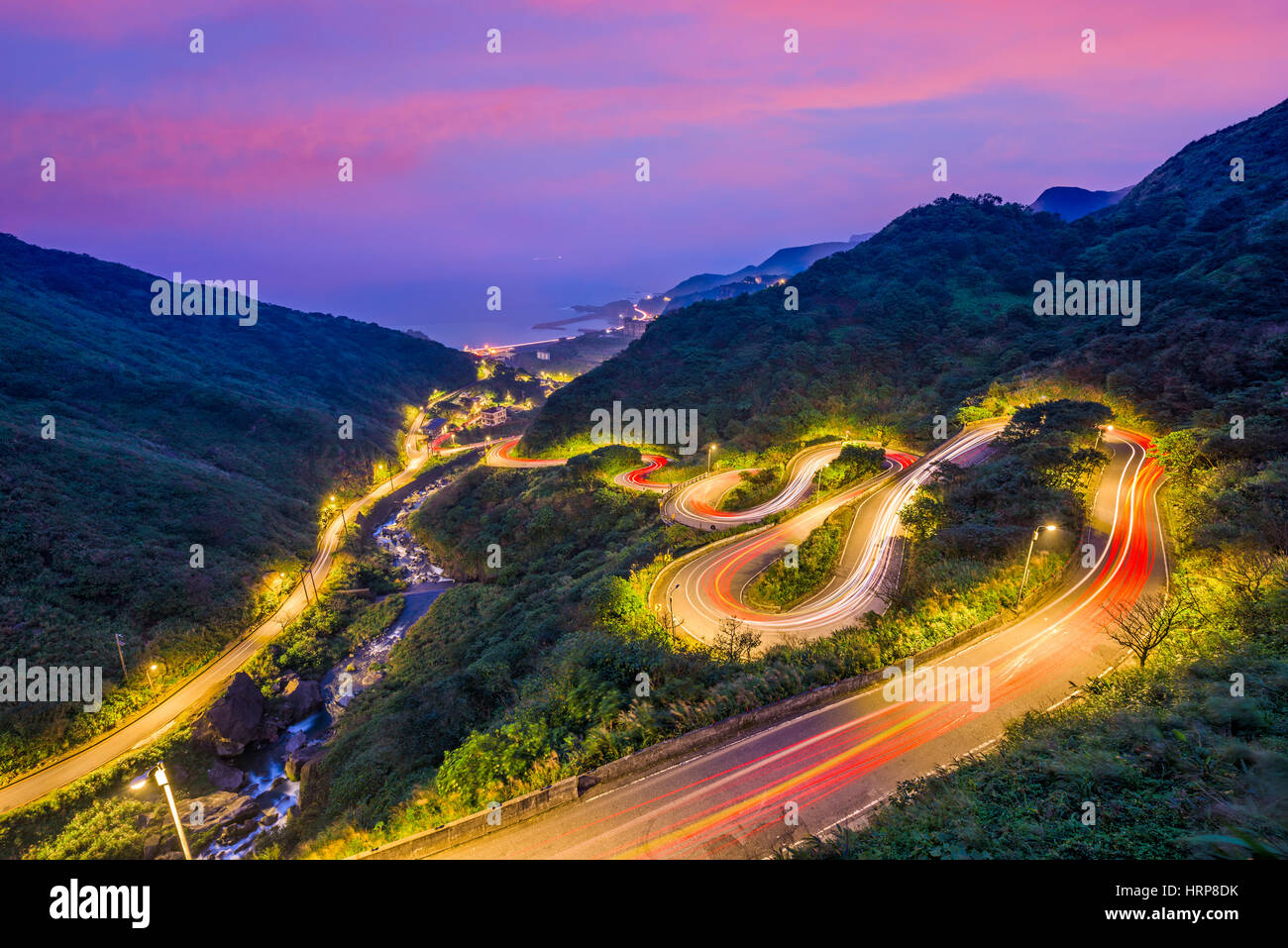Taiwan Jiufen, routes à flanc au crépuscule. Banque D'Images
