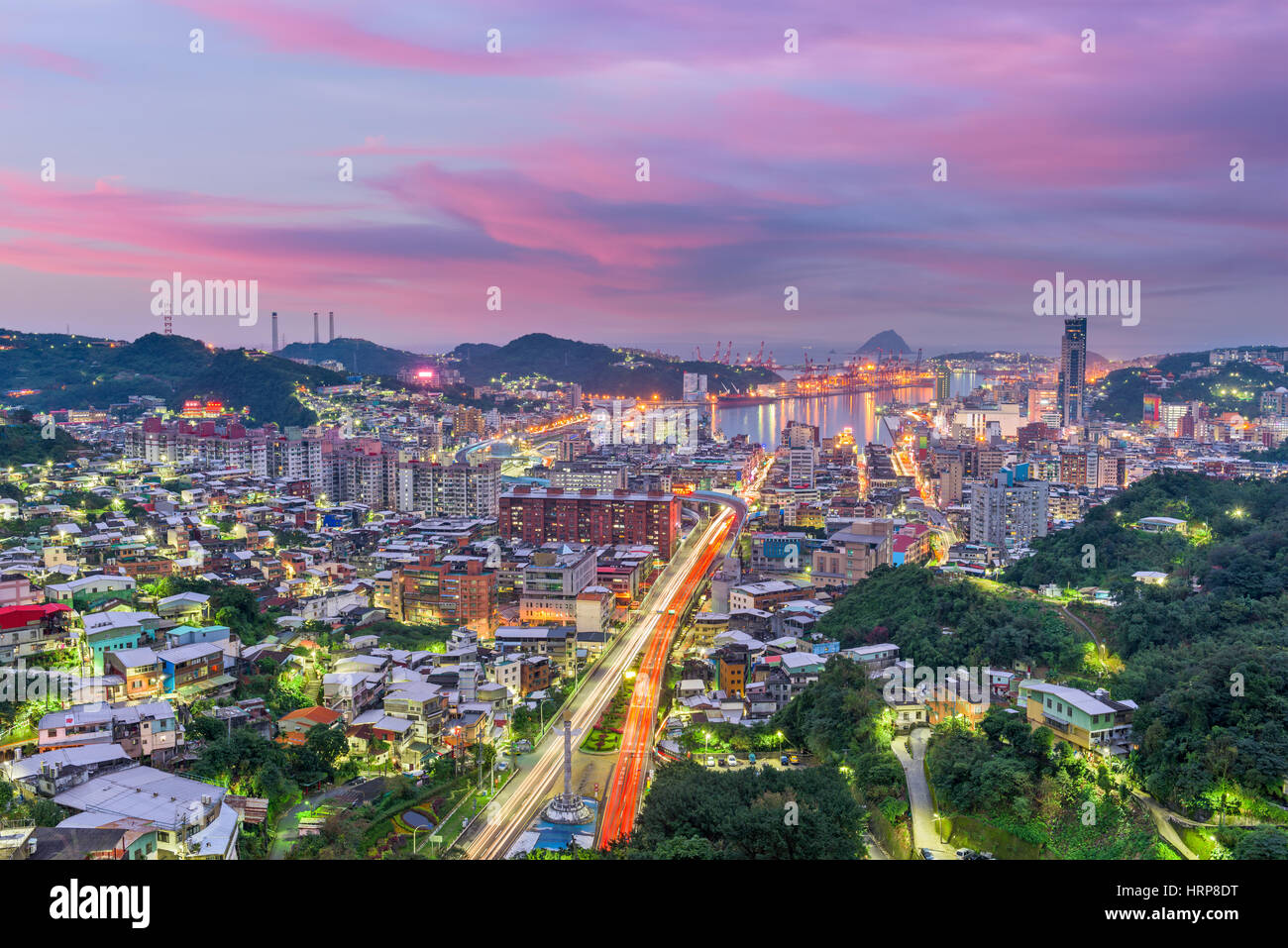 Ville de Keelung, Taïwan skyline au crépuscule. Banque D'Images