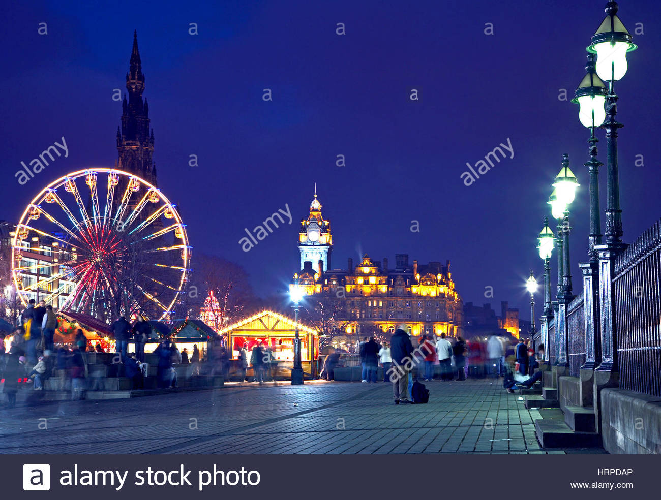 Winter Wonderland fêtes de Noël, avec le Scott Monument et Balmoral Hotel, Edinburgh SCOTLAND Banque D'Images