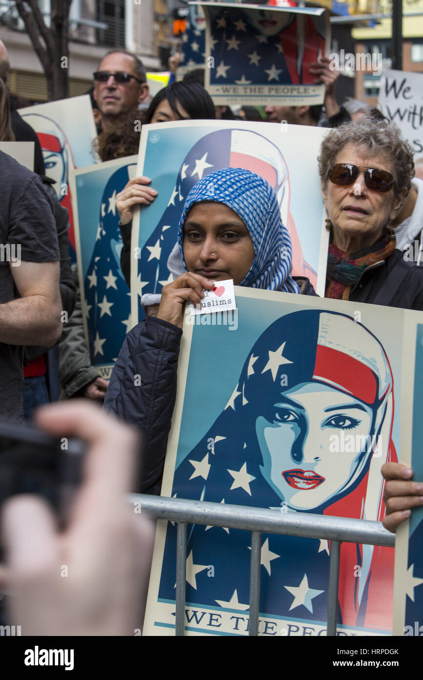 Les New-Yorkais se sont présentés en grand nombre pour soutenir le "je suis musulman" manifestation à Times Square à l'appui de la communauté musulmane et pour protester contre l'Administration d'Atout les politiques d'immigration. Banque D'Images