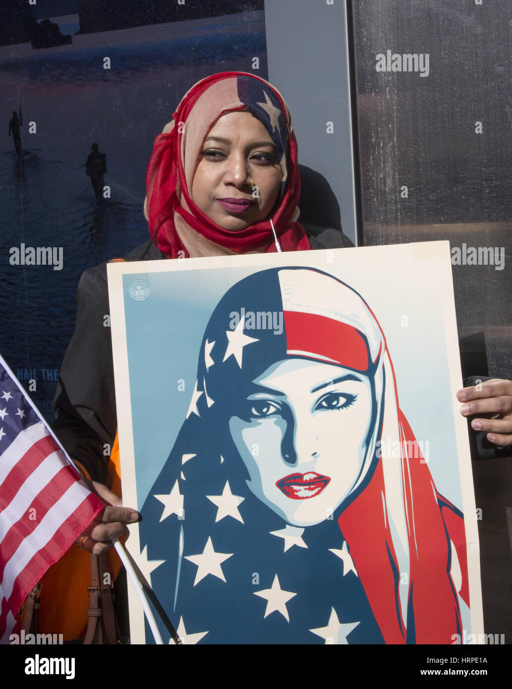 Les New-Yorkais se sont présentés en grand nombre pour soutenir le "je suis musulman" manifestation à Times Square à l'appui de la communauté musulmane et pour protester contre l'Administration d'Atout les politiques d'immigration. Banque D'Images