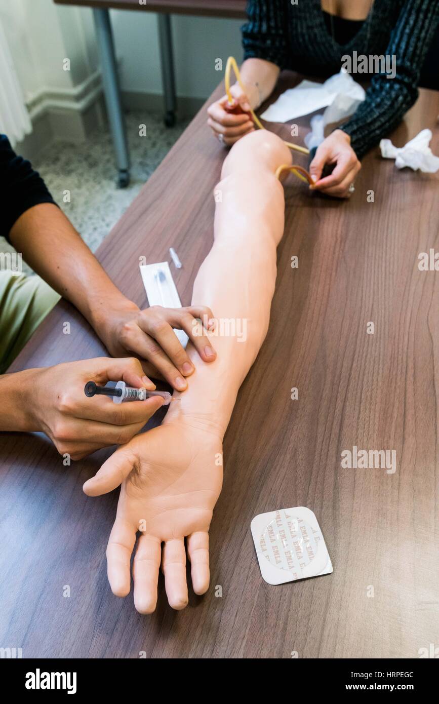 Formation médicale avec simulateur de patient, iLumens, Université Paris-Descartes Plateforme, France. Banque D'Images