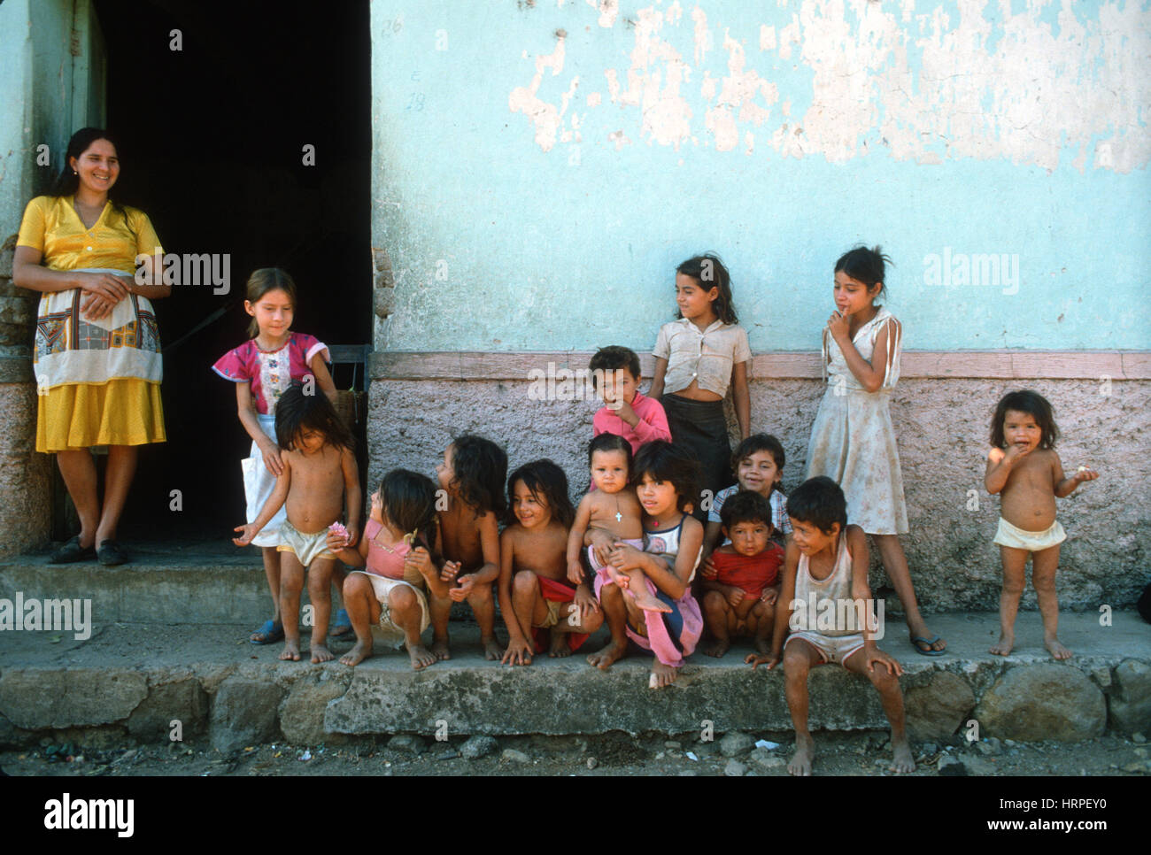 Les enfants à la Vertud, un village près de la frontière salvadorienne au Honduras. Banque D'Images