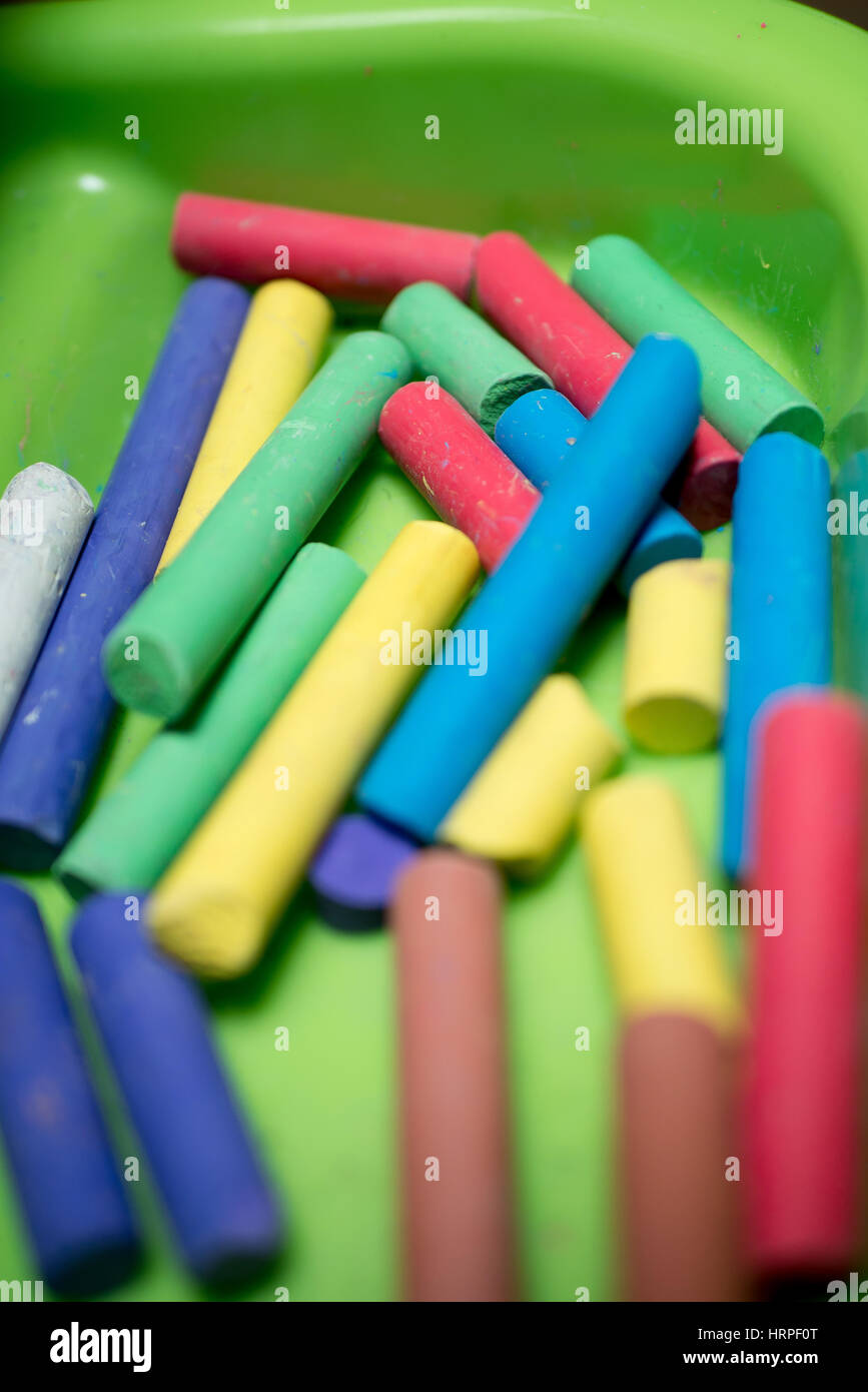 Bouts de craie utilisés pour colorer sur un tableau Banque D'Images