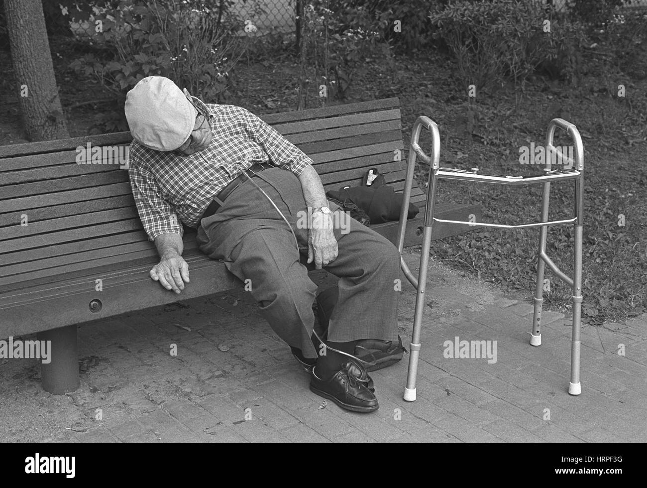 Un homme âgé avec réservoir d'oxygène portable pan sur le banc d'un parc près de Chicaago, Illinois Banque D'Images