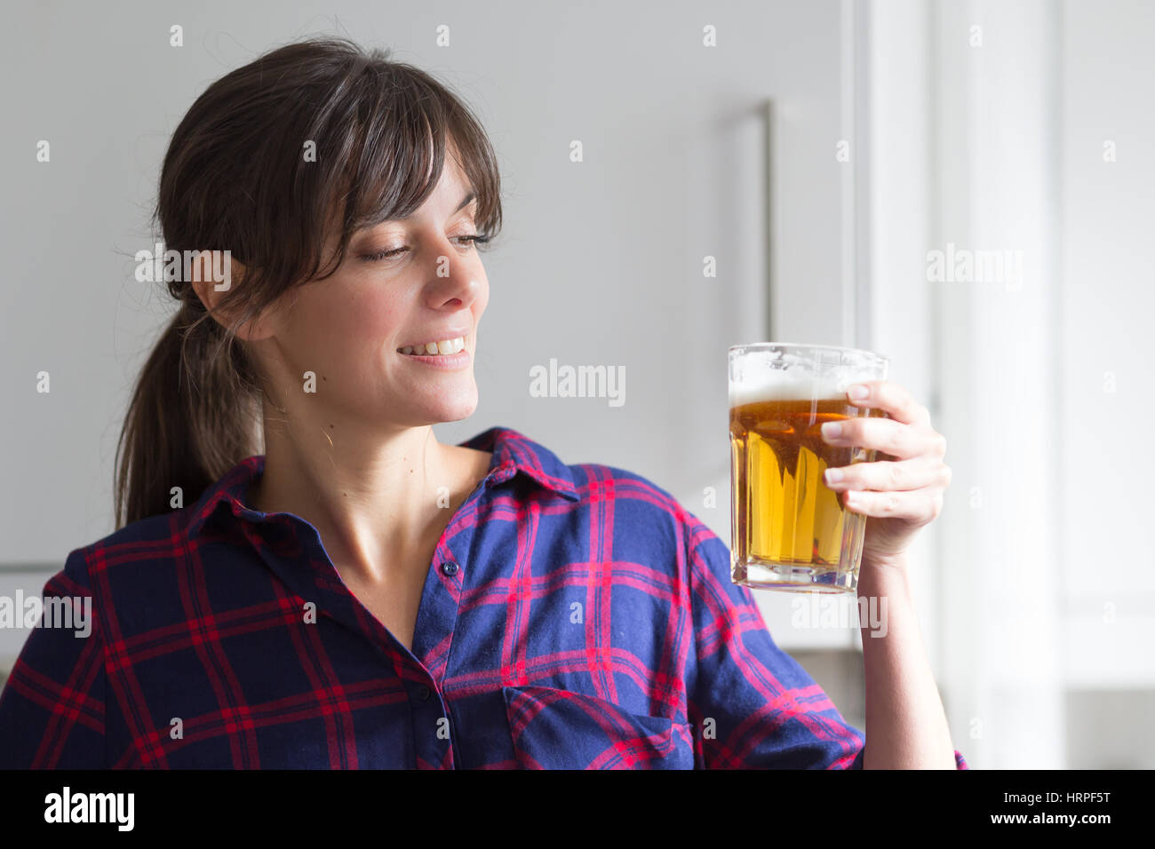 Femme buvant de la bière. Banque D'Images