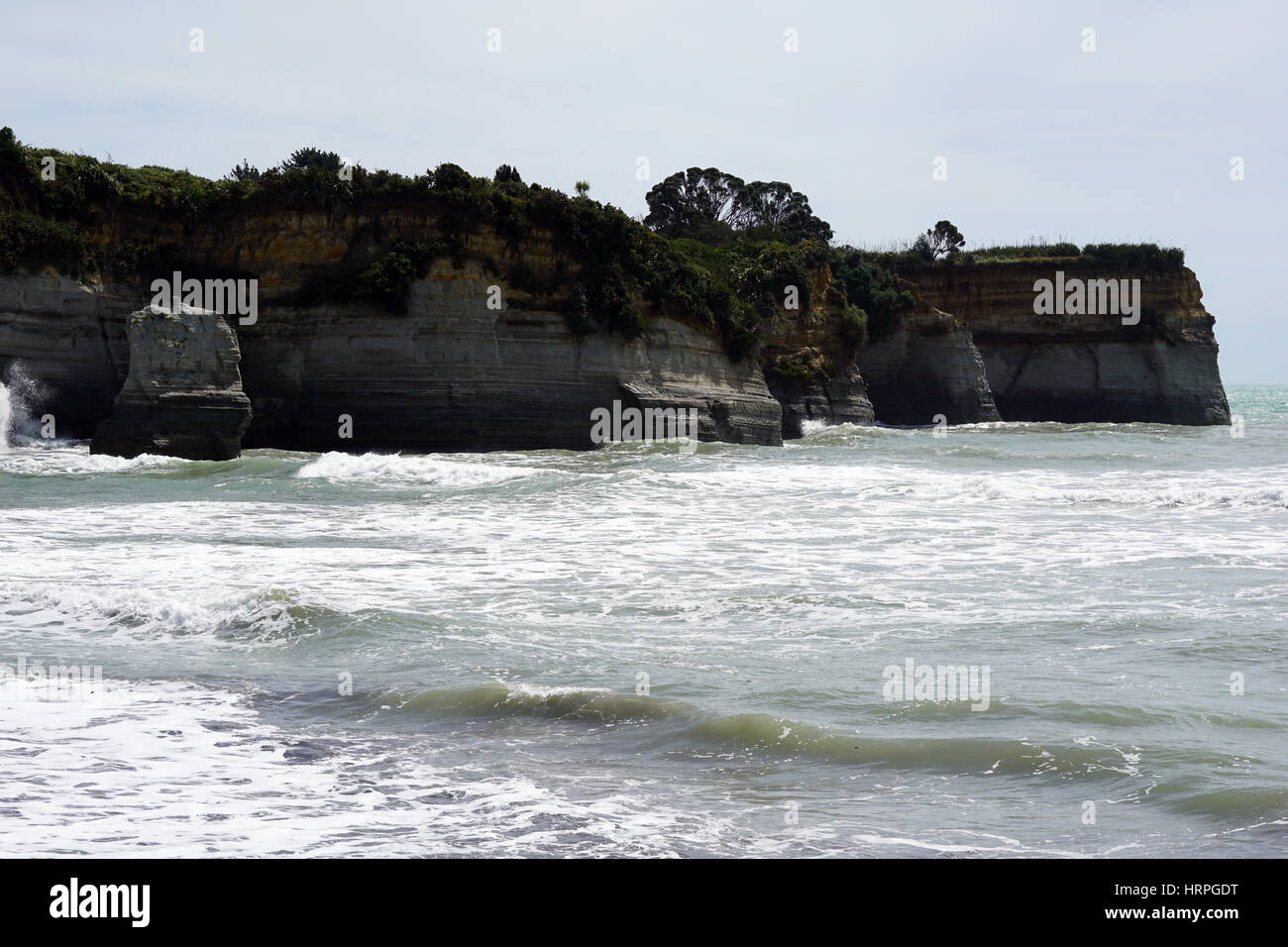 Falaise bordant l'océan, la plage à Urenui (communauté proche de New Plymouth, île du Nord, Nouvelle-Zélande Banque D'Images