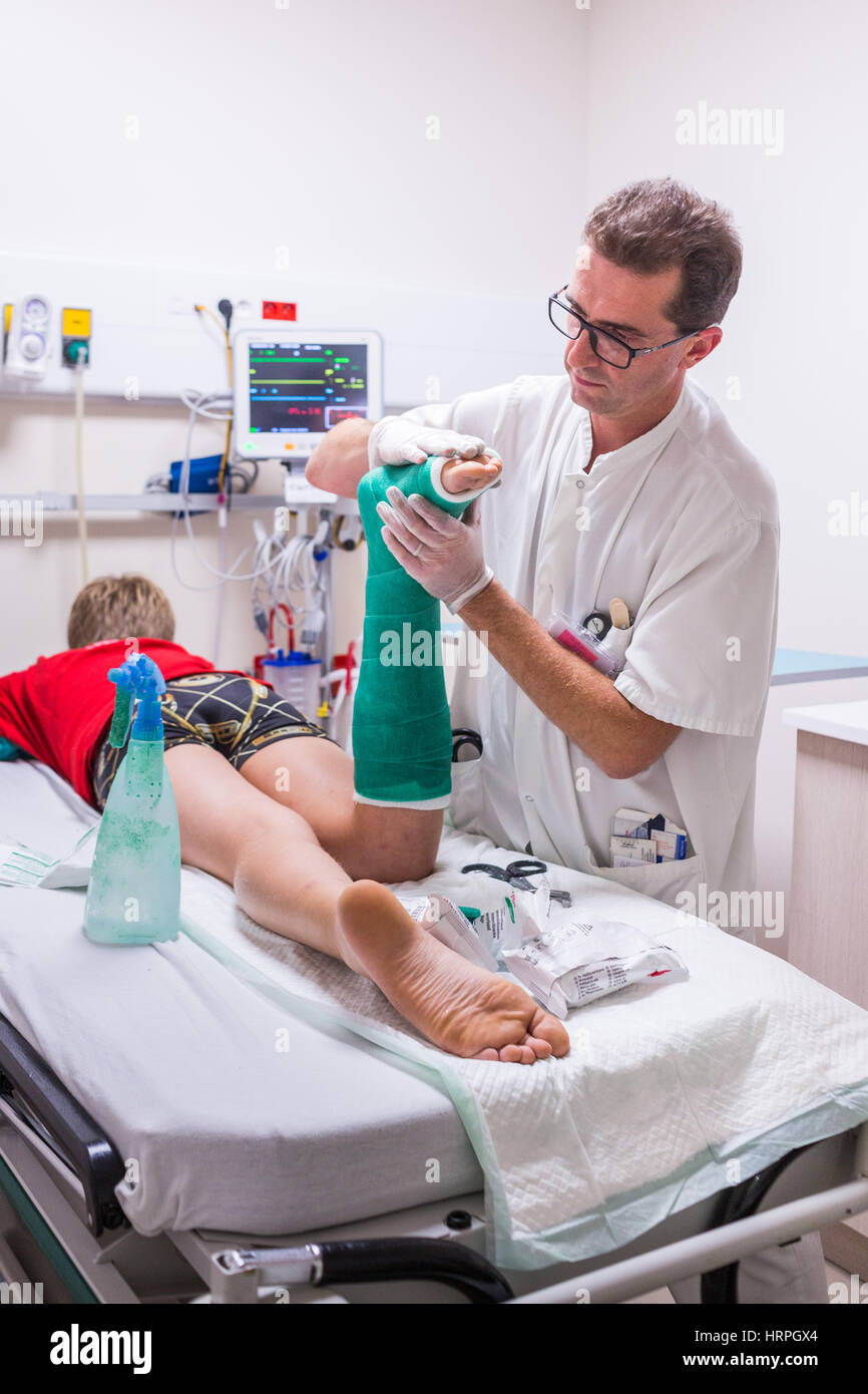 Médecin plaçant un plâtre , service des urgences d'un hôpital privé . Banque D'Images
