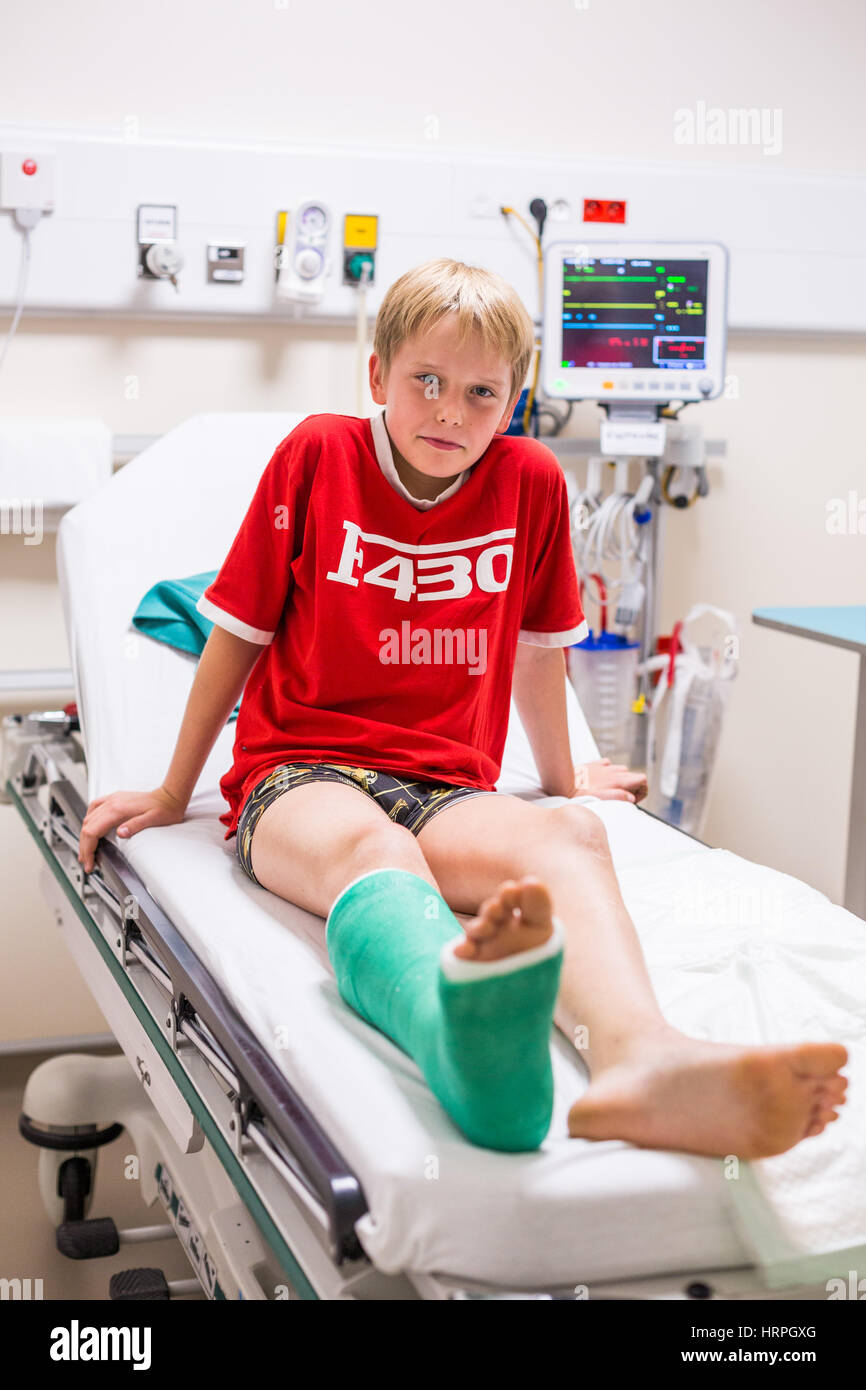 Enfants plâtrés après une fracture de la malléole, d'urgence d'un hôpital privé. Banque D'Images