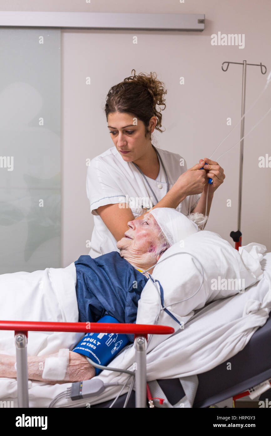 Patients âgés à l'urgence d'un hôpital privé. Banque D'Images