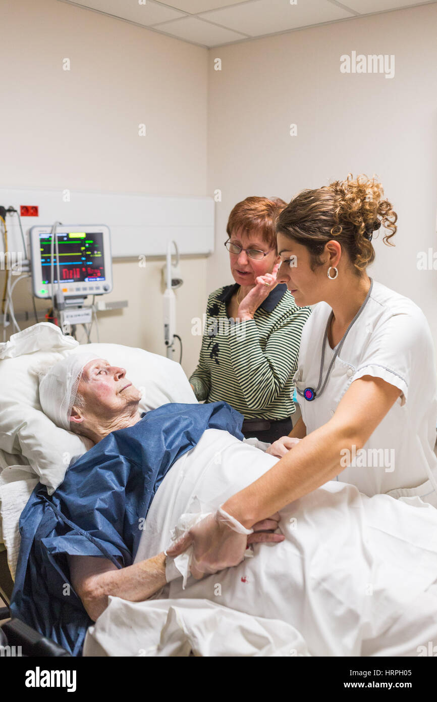 Patient âgé avec sa fille à l'urgence d'un hôpital privé, la France. Banque D'Images