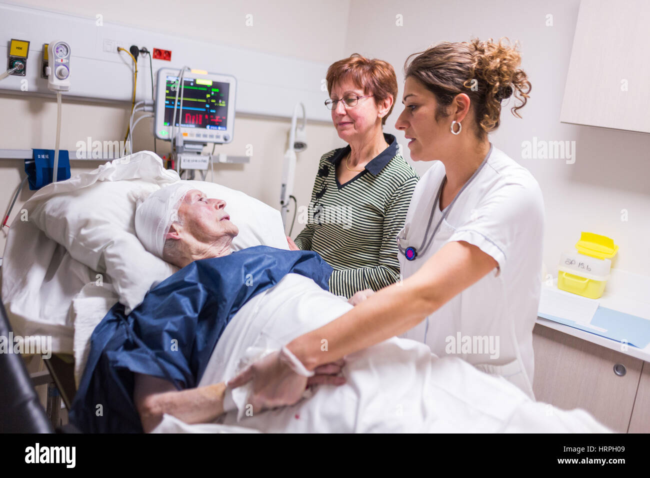 Patient âgé avec sa fille à l'urgence d'un hôpital privé, la France. Banque D'Images