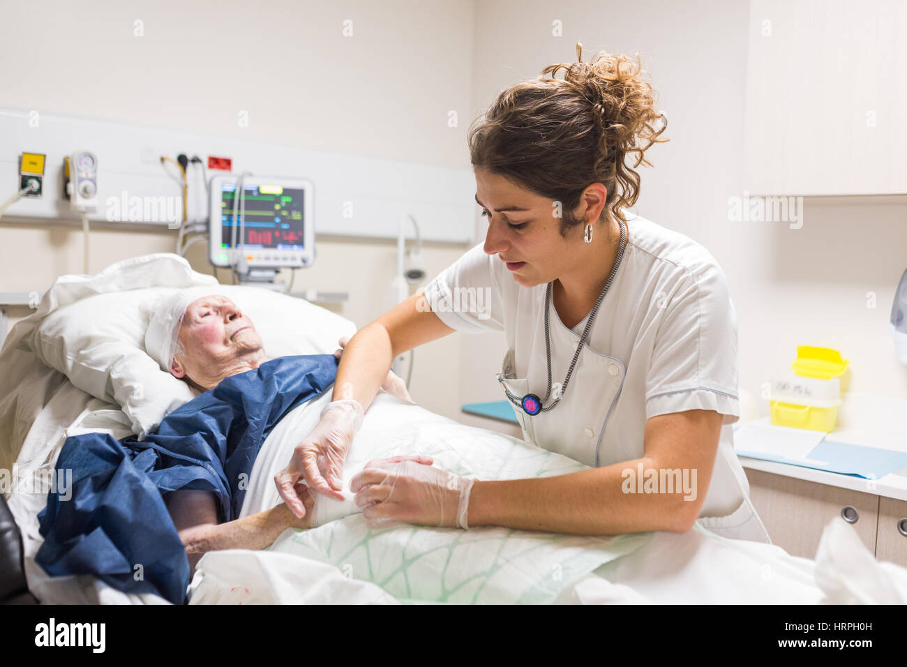 Patient âgé avec une infirmière du service des urgences d'un hôpital privé. Banque D'Images