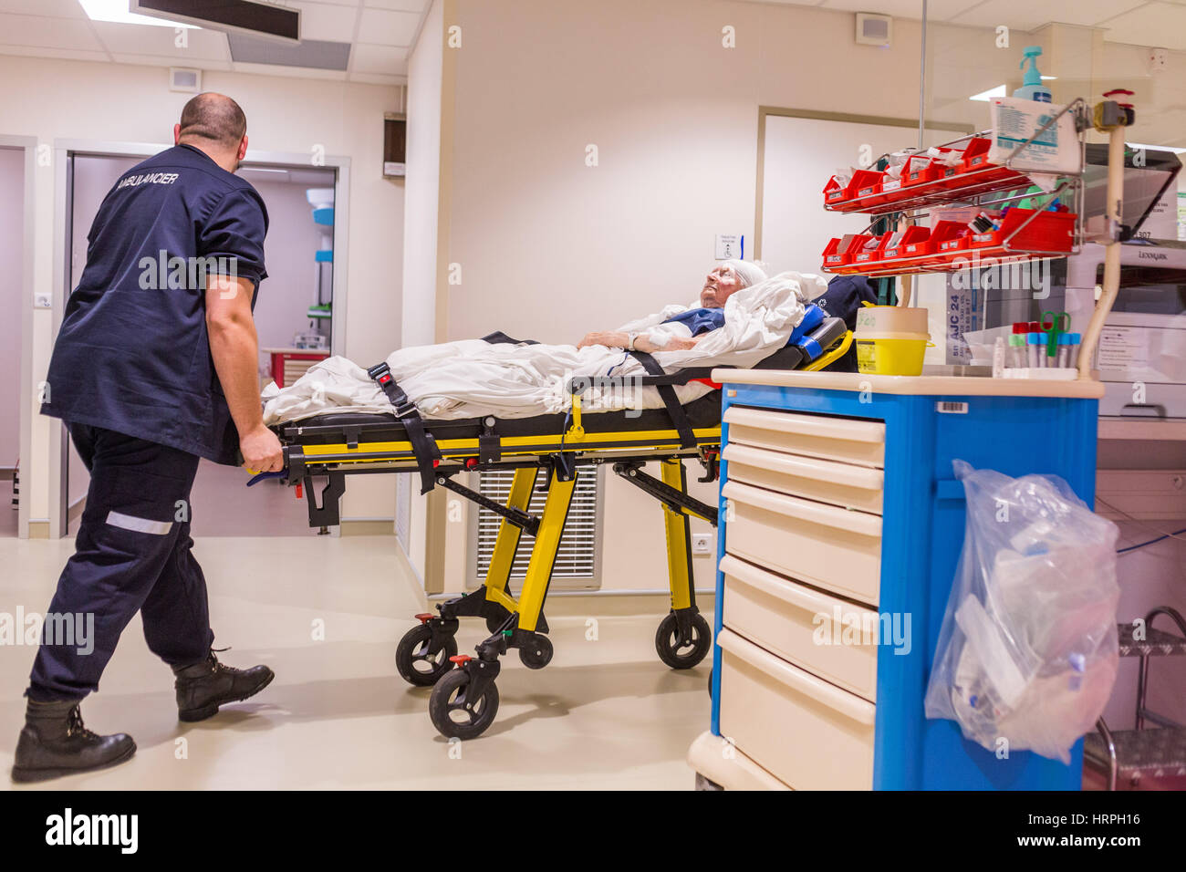 Patients âgés à l'urgence d'un hôpital privé. Banque D'Images
