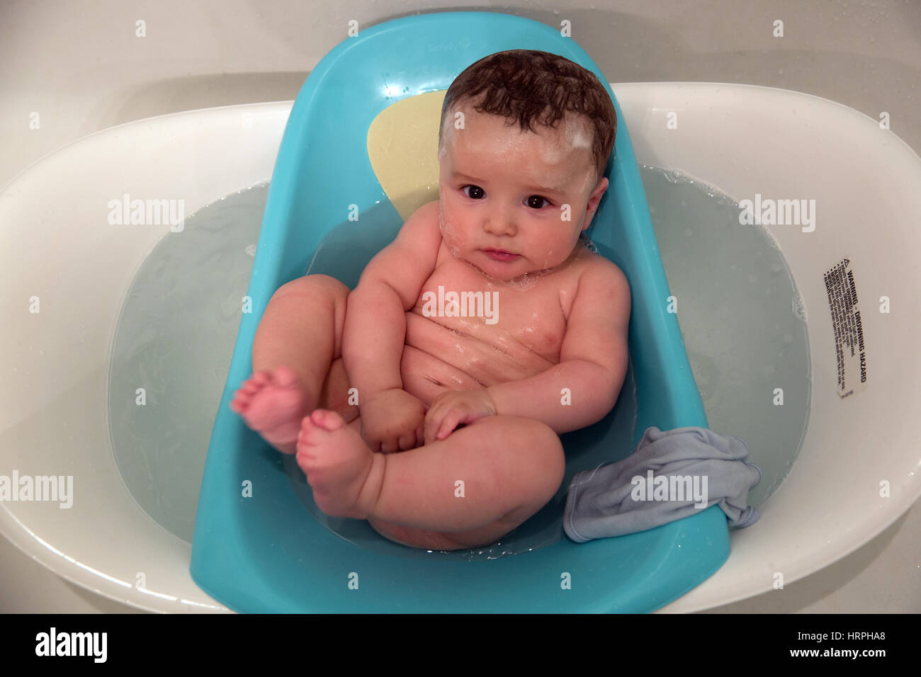 Un Bebe De 4 Mois Dans Une Baignoire De Bebe Garcon Photo Stock Alamy