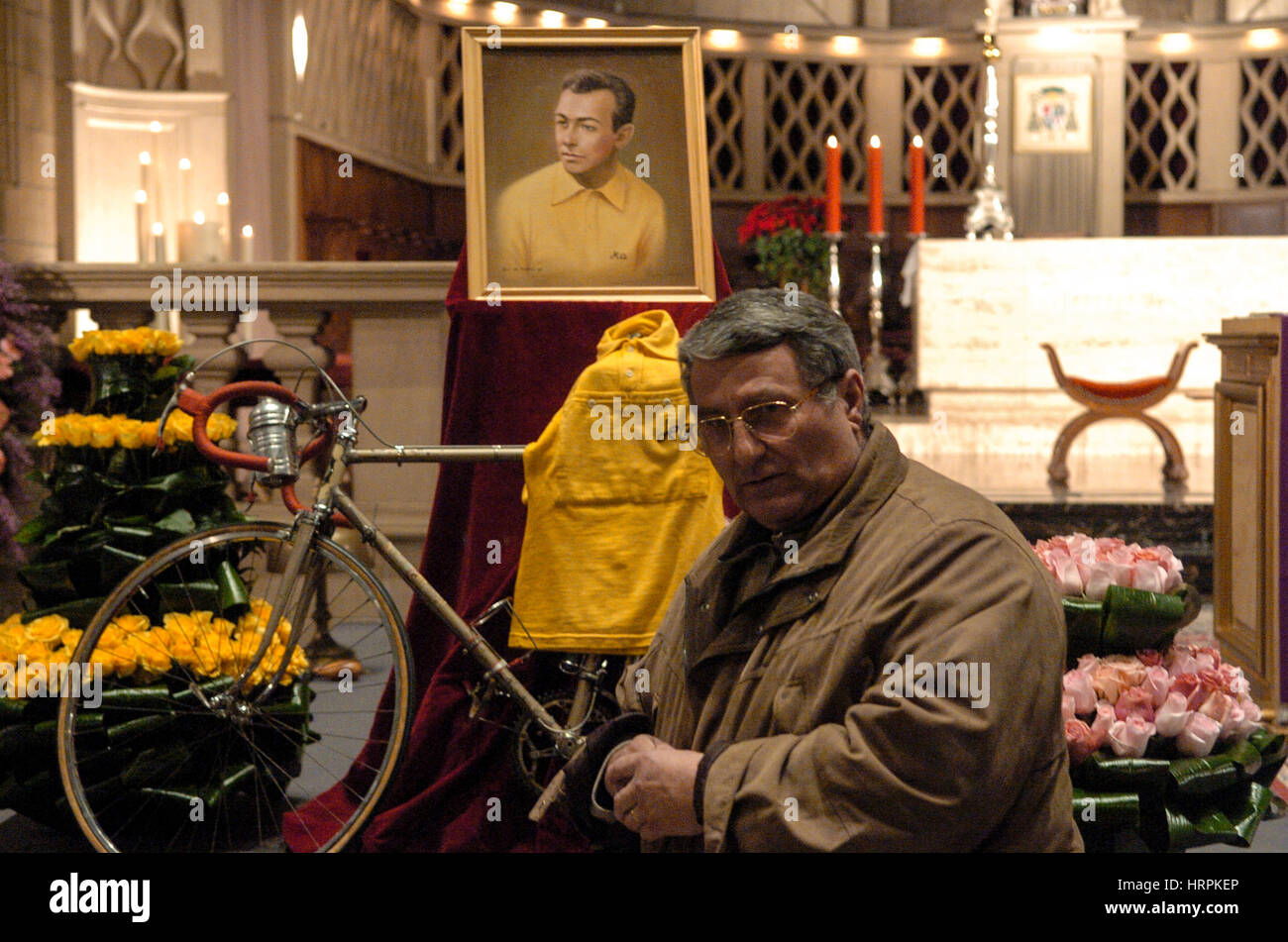 Luxembourg Le 10 décembre 2005. Funérailles de Charly Gaul, l'Ange de montagne, un ventilateur donne à son égard. Banque D'Images